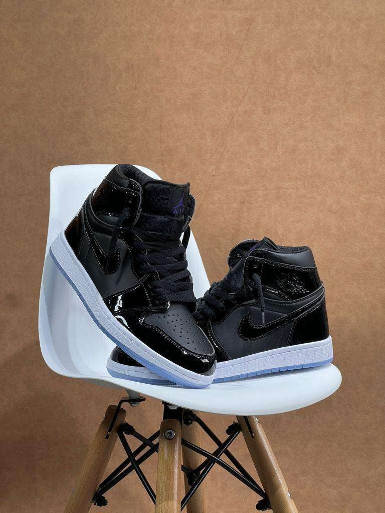 JORDAN RETRO 1 CHAROL NEGRA- BLANCA