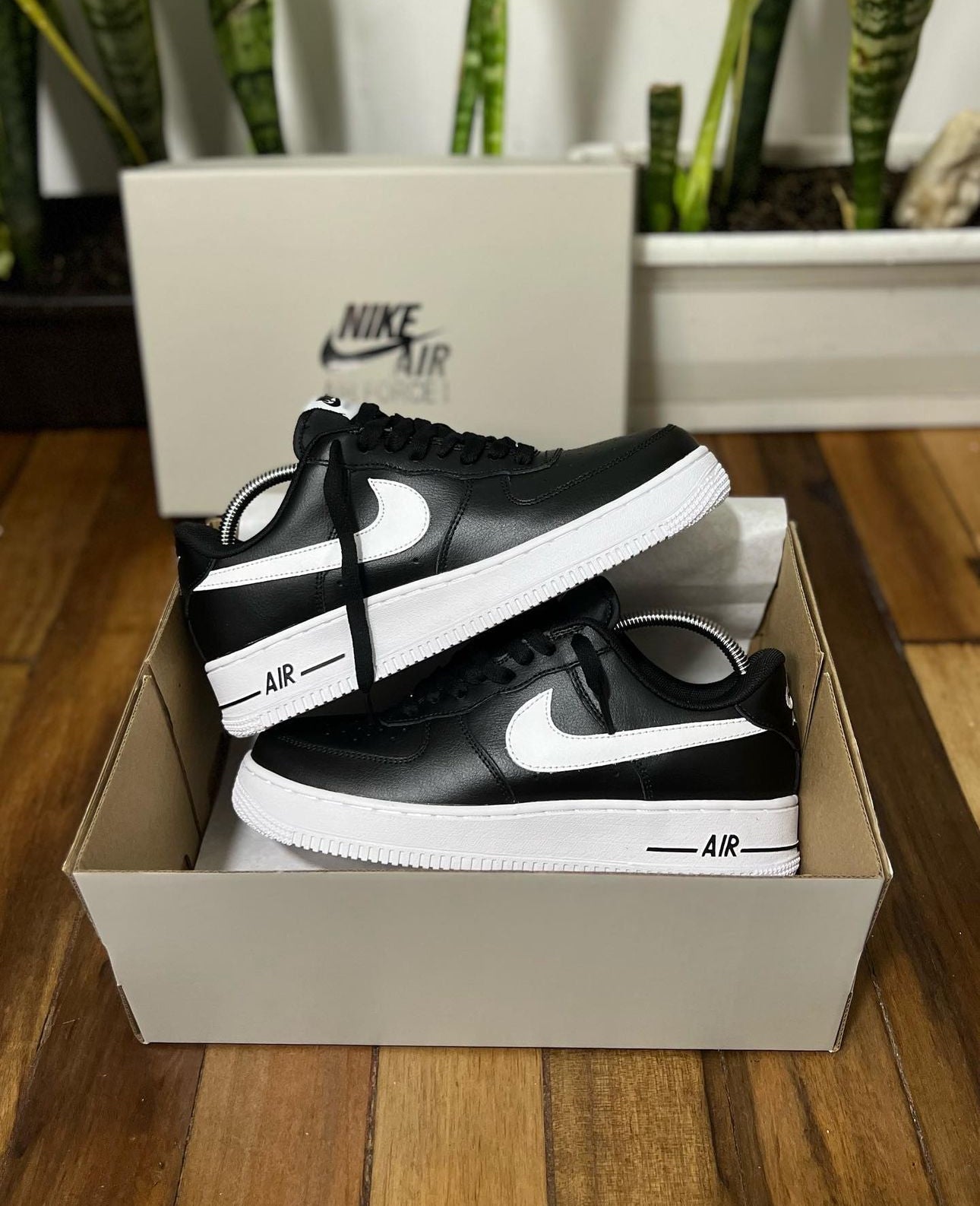 Nike Air Force One Negro Suela Blanca